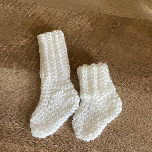 NICU Premature Baby Hat and Bootie Set - Picture 5 of 11